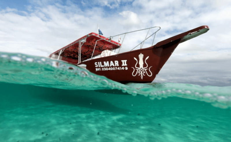 cozumel-tour-to-the-sky-palancar-and-colombia-by-traditional-speedboat