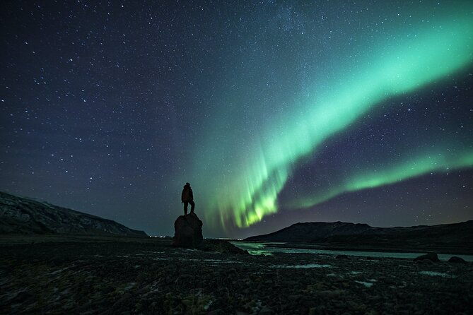 cozy-northern-lights-tour-with-icelandic-treats-and-liquor