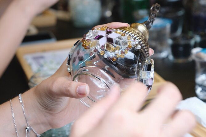 craft-and-shine-create-a-mosaic-lamp-in-istanbul-grand-bazaar-2