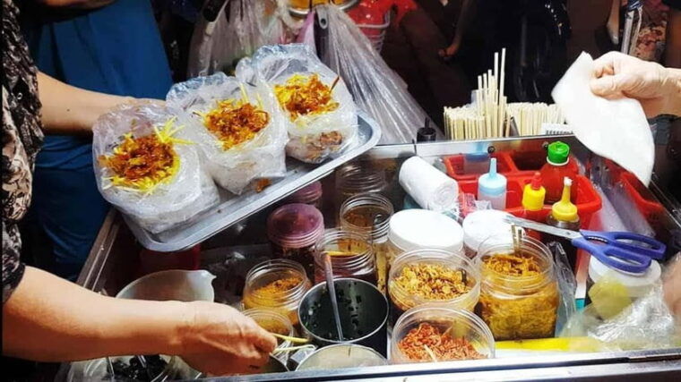craving-in-hanoi-gastronomic-tour-with-train-street