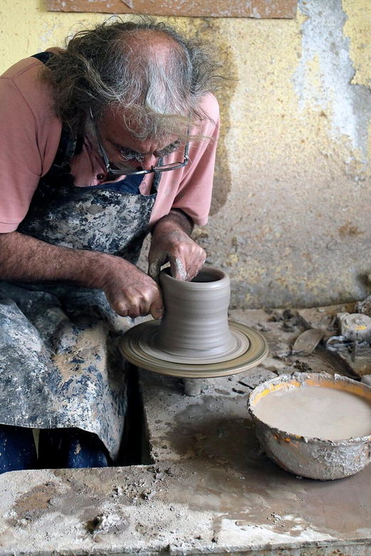 crete-raku-pottery-experience-with-master-potter-in-myrsini