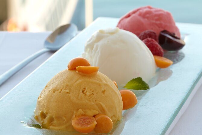 Cruise and Dine Dinner / Cape Town: Sunset Champagne Cruise and 3-Course Dinner - FAQs