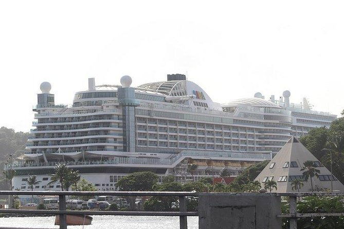 cruise-ship-on-island-for-a-day-excursion