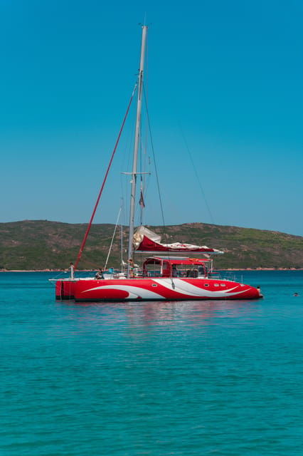 cruising-on-a-sailing-maxi-catamaran