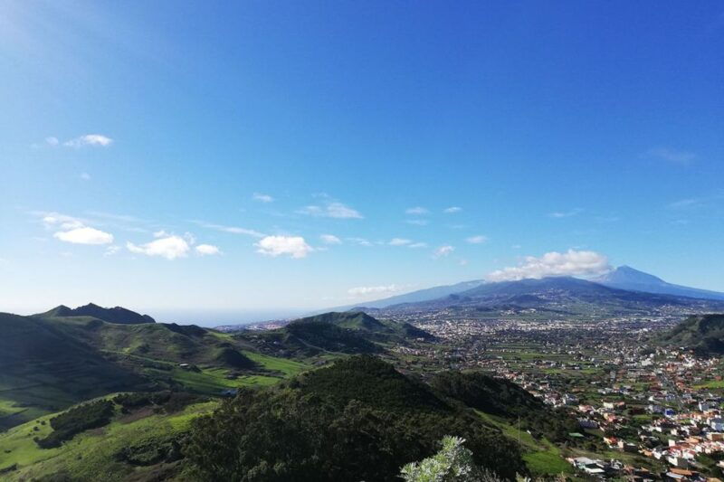 cruz-del-carmen-hiking-in-anaga-with-local-food-products