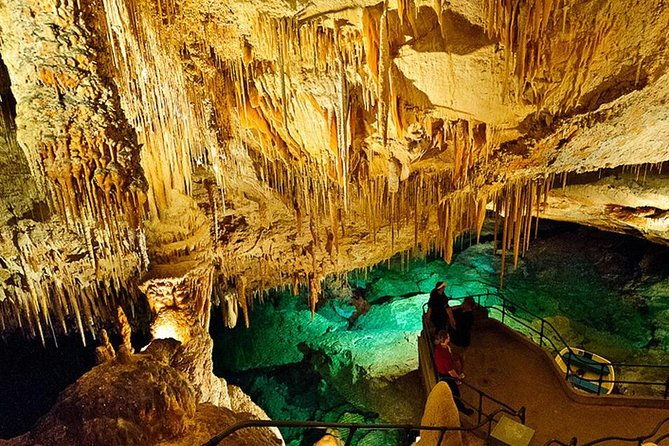 crystal-caves-hamilton-shopping-and-beach-tour