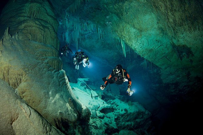 crystal-caves-hamilton-shopping-and-beach-tour