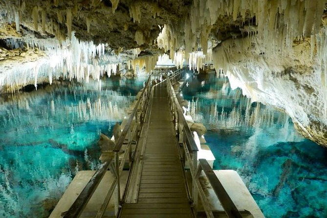 crystal-caves-hamilton-shopping-and-beach-tour