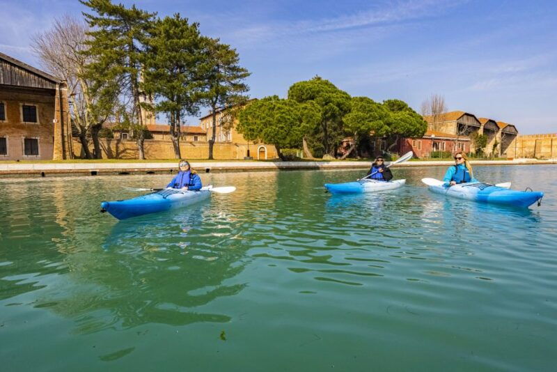 cultural-kayak-tour-discovering-the-citys-canals-2