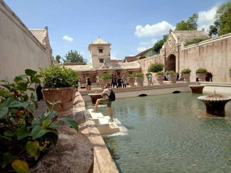 culture-tour-of-sultan-palacewater-castleijo-temple-sunset
