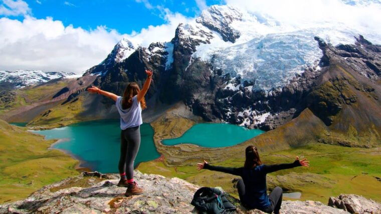 cusco-trekking-through-the-7-lakes-of-ausangate