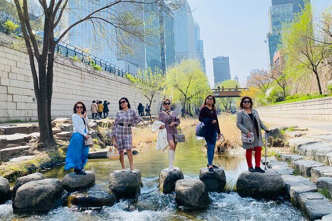 Customizable Seoul Private Tour Palaces Food and Markets - Detailed Breakdown of the Itinerary