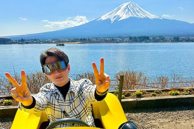 cute-fun-e-car-tour-following-guide-around-lake-kawaguchiko