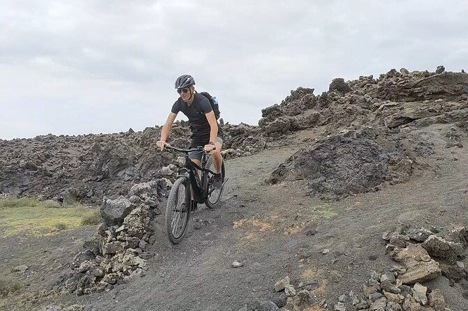 cycle-among-volcanoes-discover-the-essence-of-lanzarote