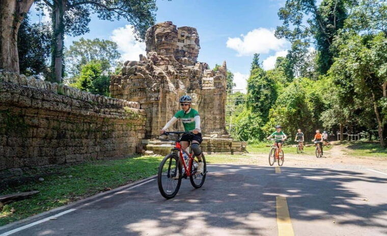 cycle-the-angkor-backroads-inclusive-lunch-at-local-house
