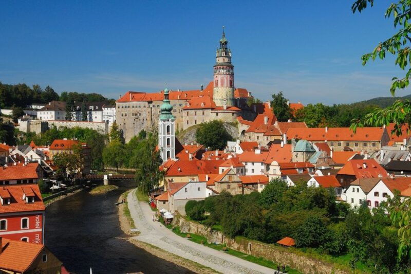 czech-krumlov-with-entrance-to-the-castle