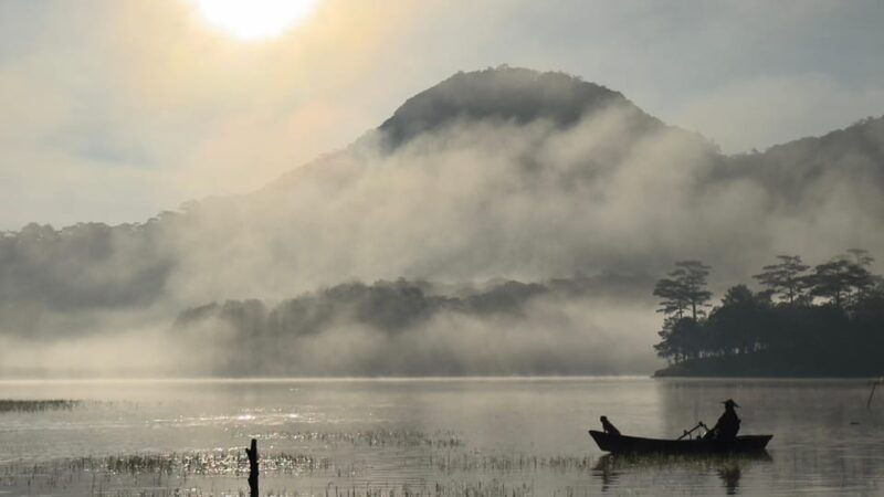 da-lat-sunrise-lake-and-forest-photography-tour