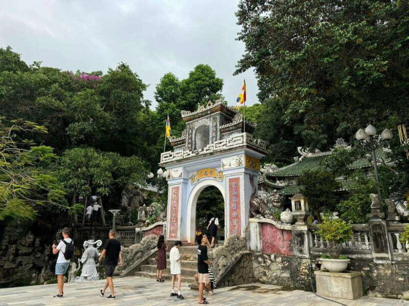 da-nang-city-sightseeing-private-tour-with-female-student
