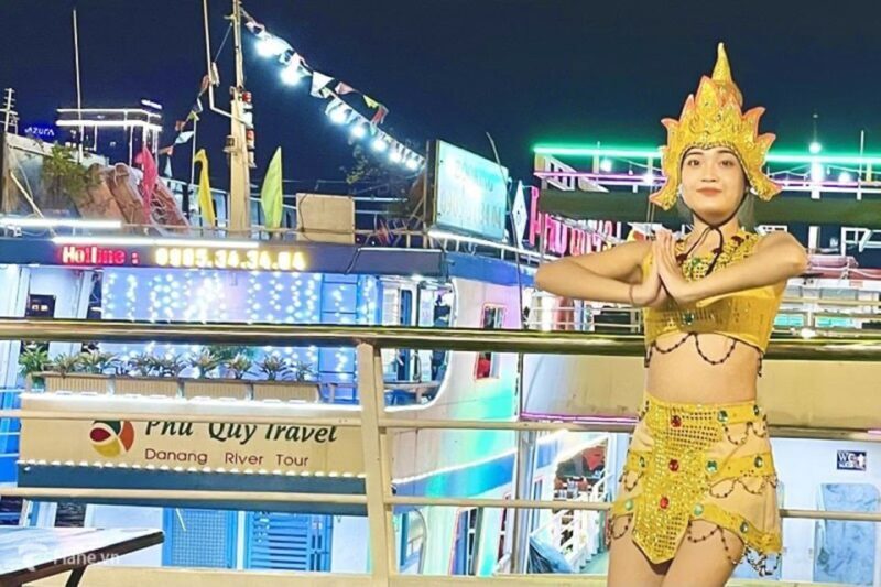 Da Nang: Han River Local Cruise by Night - The Atmosphere on Board