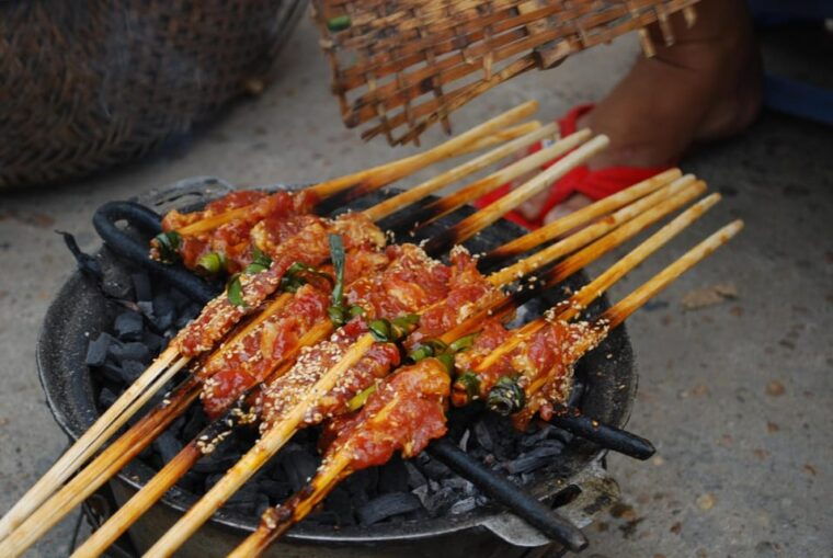 da-nang-hidden-street-food-by-walking-tour-with-local-lady