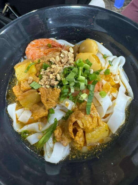 da-nang-private-street-food-tour-with-beautiful-female-guide