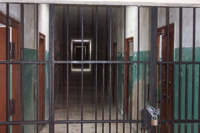 dachau-concentration-camp-memorial-tour-with-train-from-munich