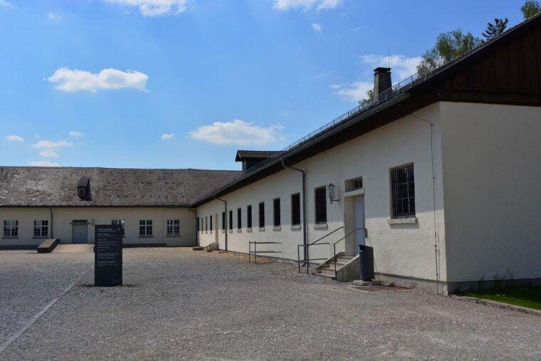 dachau-memorial-public-tour-2