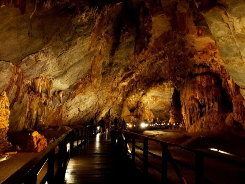 daily-tour-paradise-cave-explore-phong-nha-cave-by-boat
