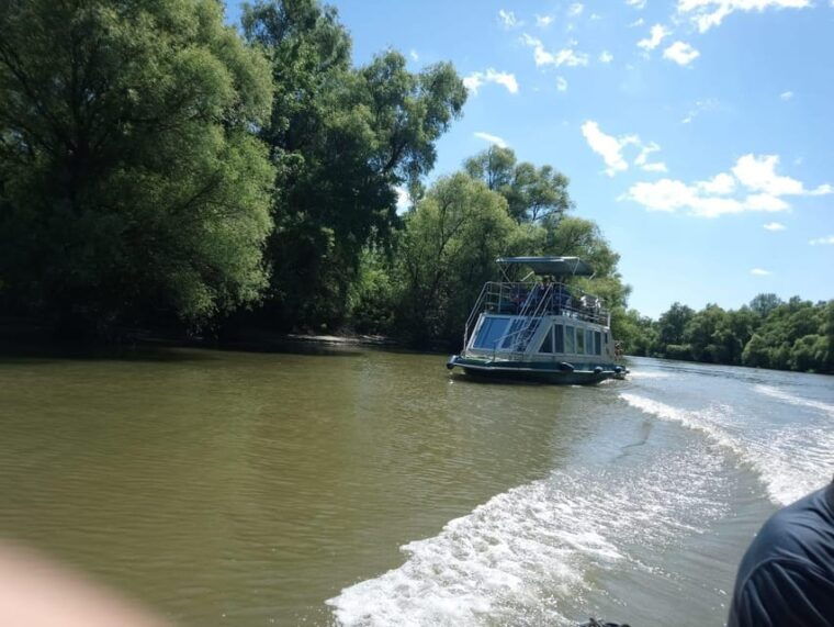 daily-tours-in-the-danube-delta-camely-boat-cruise