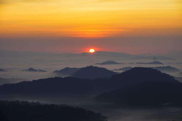 dalat-cloud-chasing-packaged-tour-sunrise-nature-serenity