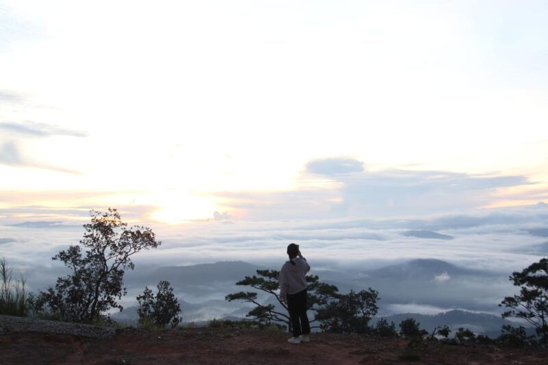 dalat-hiking-the-mountain-to-observe-the-cloud-and-sunrise