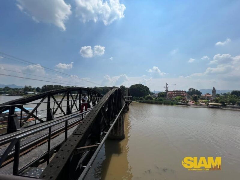 damnoen-saduak-floating-market-river-kwai-in-kanchanaburi