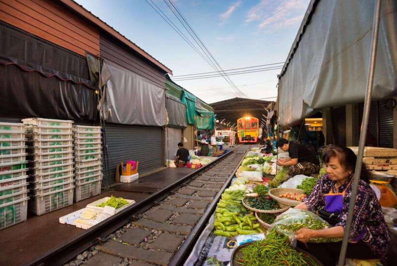 damnoen-saduak-maeklong-railway-market-tour-group-tour