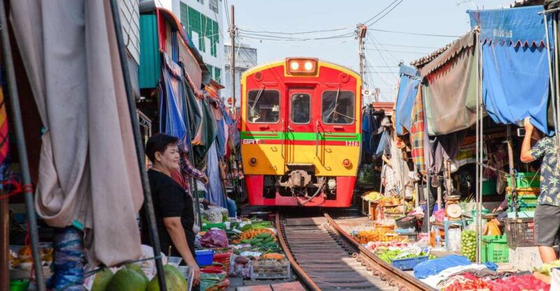 damnoen-saduak-reclining-buddha-and-wat-arun-private-tour