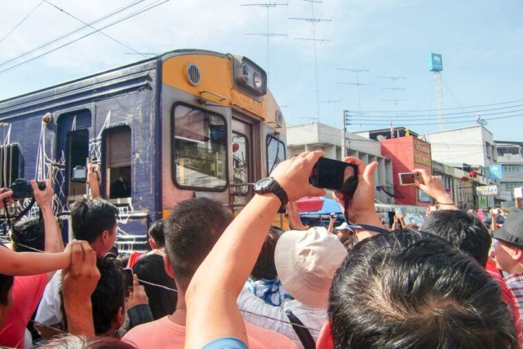 damnoen-saduak-reclining-buddha-and-wat-arun-private-tour