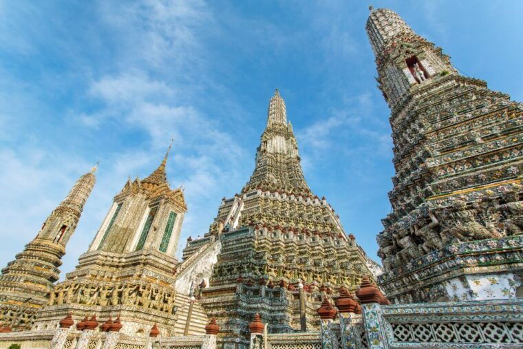 damnoen-saduak-reclining-buddha-and-wat-arun-private-tour