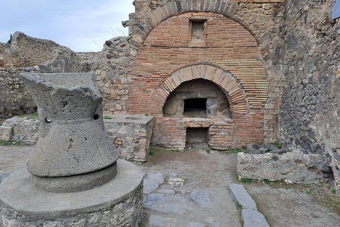 day-on-a-private-and-guided-tour-of-pompeii-and-naples-with-lunch