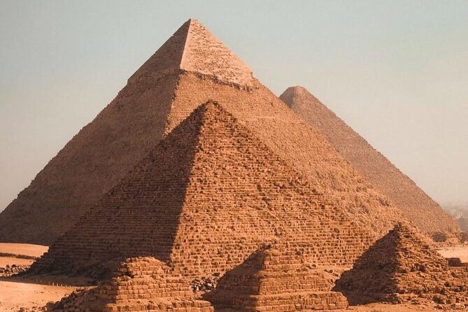 Day Tour Giza Pyramids and Egyptian Museum with Khan El-Khalili - Exploring the Giza Pyramids: Awe-Inspiring Wonder of the Ancient World