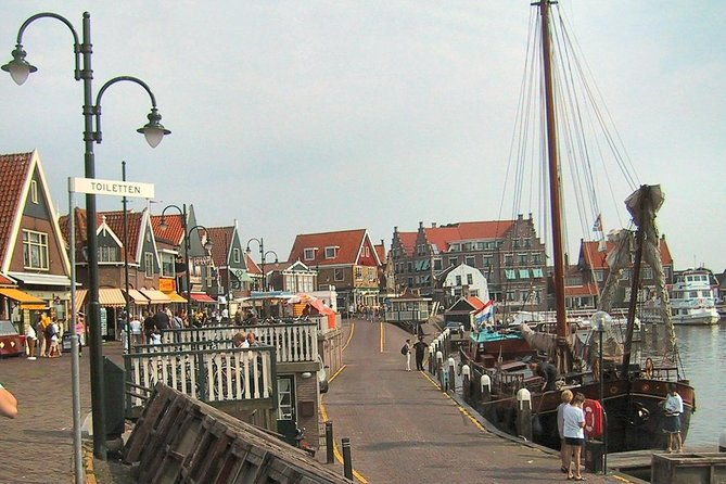day-trip-from-amsterdam-to-zaanse-schans-windmills-and-volendam