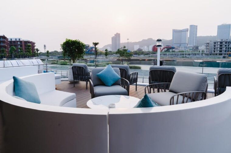 day-trip-luxury-experience-in-ha-long-bay-by-saquila-yacht