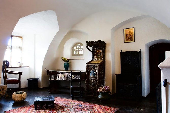 day-trip-through-brasov-in-transylvania-and-bran-peles-and-rasnov-castles