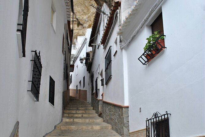 day-trip-to-zahara-setenil-and-ronda-from-seville