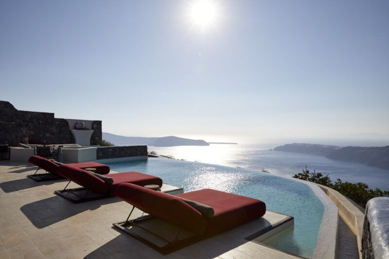 daybed-relaxation-with-infinity-pool-use-with-caldera-views