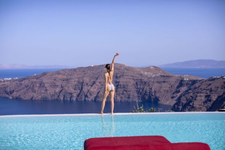 daybed-relaxation-with-infinity-pool-use-with-caldera-views