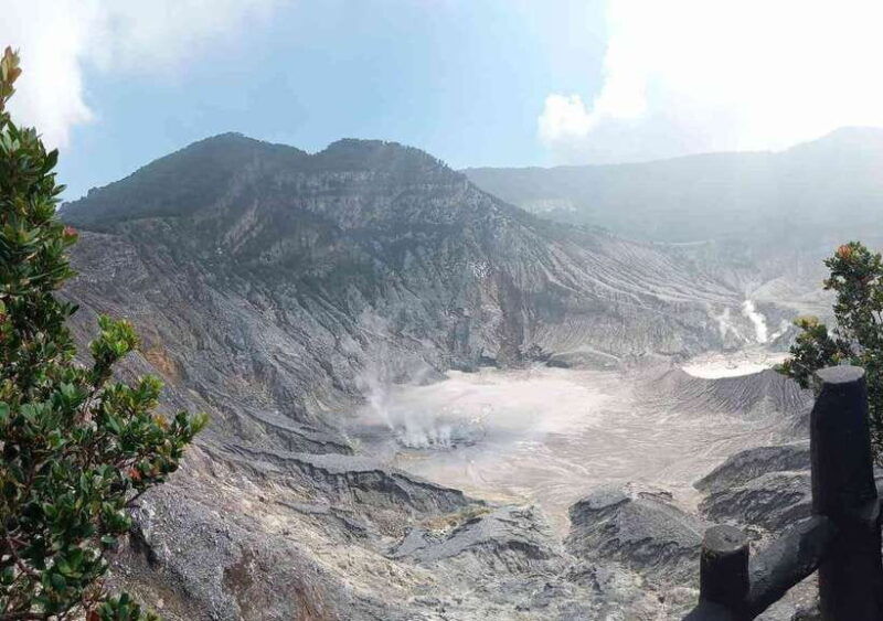 daytrip-costum-white-crater-volcano-mount-tour-guide-bandung