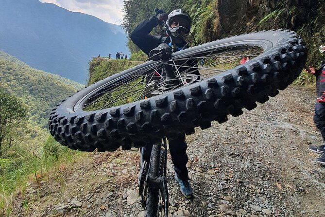 death-road-by-full-suspension-bike-full-day-english-speaking-guide