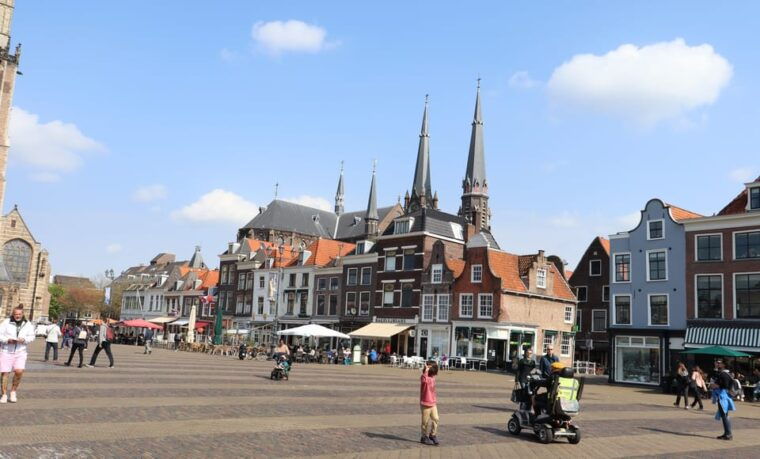 delft-and-volendam-cheese-clogs-windmills-small-group