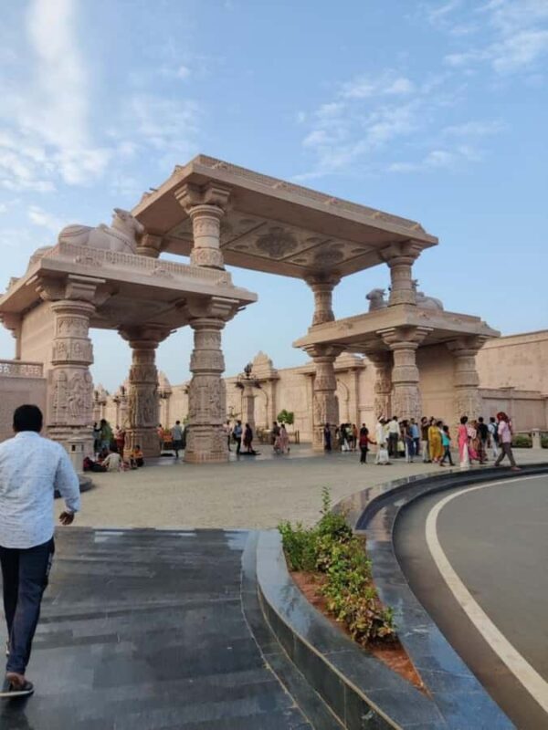 Delhi: 6 Hour Spiritual Temple Tour by Car With Female Guide - Who Should Consider This Tour?