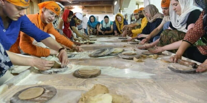 Delhi: Gurudwara Bangla Sahib Tour with Langar Meal - Who Should Join This Tour?