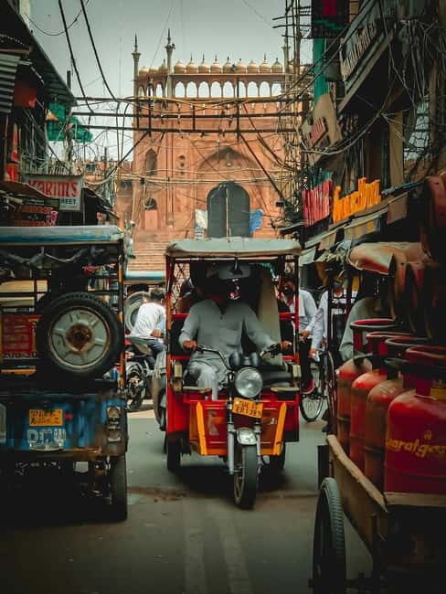 Delhi: Jama Masjid & Old Delhi Heritage Walking Tour - Wandering the Streets of Old Delhi